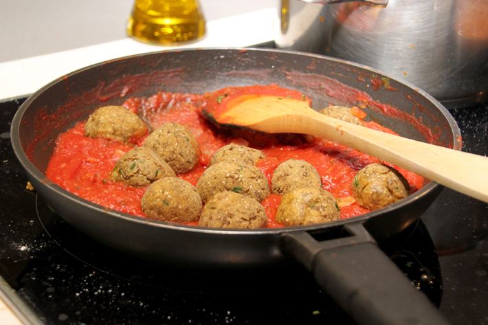 ALBÓNDIGAS COCIENDO EN LA SALSA DE TOMATE